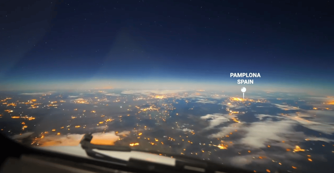 Un pilote a filmé une magnifique vidéo de survol de l’Europe une nuit de pleine lune