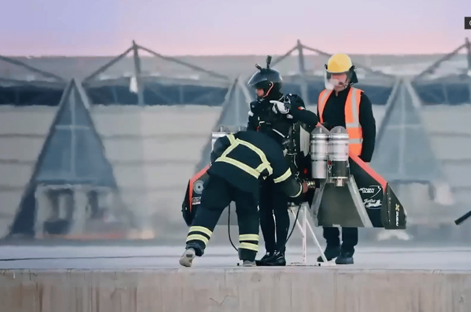 Dubaï : le wingsuit à réaction de Jetman décolle du sol à la Iron Man pour un vol à haute altitude