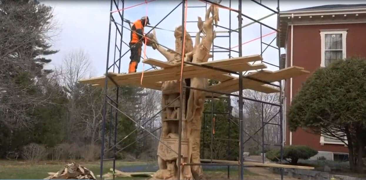 Un artiste spécialisé dans la sculpture sur bois transforme un vieux chêne dans le jardin de Stephen King en une magnifique sculpture