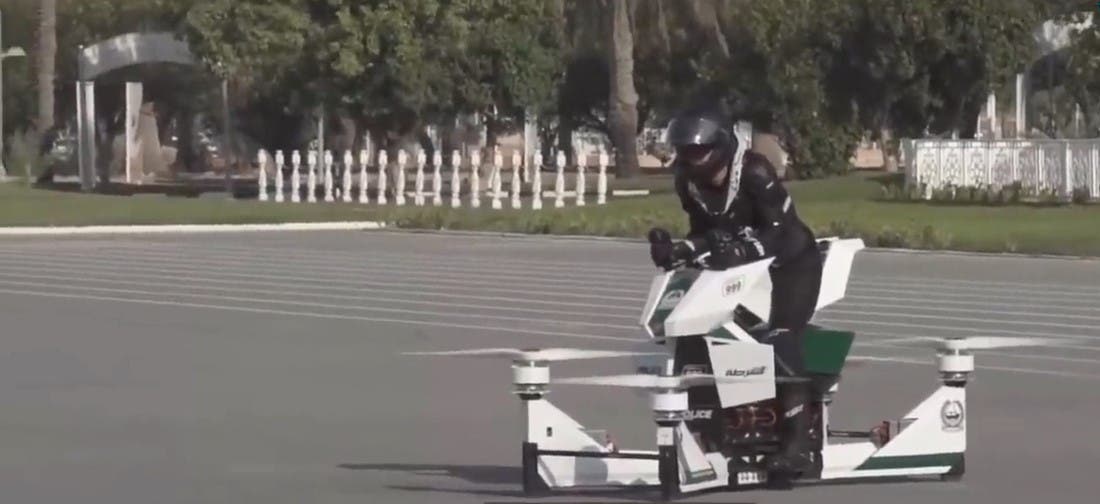 Dubaï : ce conducteur d’hoverbike a failli se faire décapiter par les pales des hélices de la moto volante lors d’un essai