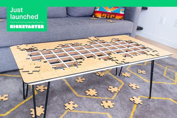 Il crée une nouvelle invention inutile : une table basse en puzzle