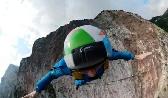 Ces base-jumpers nous montrent leur saut à partir d’une falaise en Italie.