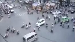 Un croisement sans rond-point, ni feu tricolore ni police