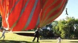 Cet homme a causé un rire général en ayant un pied attaché à une montgolfière qui vient de décoller