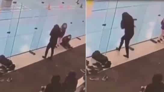 Une femme se cogne contre les vitres