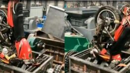 Une machine qui mange carrément une moto en la mâchant.