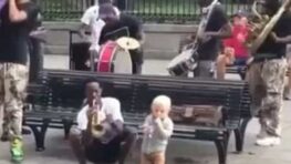 Ce petit garçon joue de la musique avec un orchestre de rue