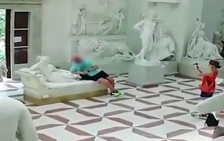 La vidéo de l’homme qui a endommagé une sculpture âgée de 216 ans en Italie, en faisant une photo dessus