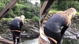 Cette fille se balance au-dessous d’un pont devant ses amis avant de sauter dans l’eau