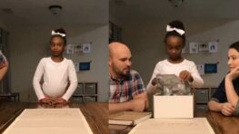 Elle reçoit son premier cadeau de ses parents adoptifs