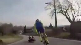 Cette luge circule à toute vitesse sur une route et passe sous un véhicule