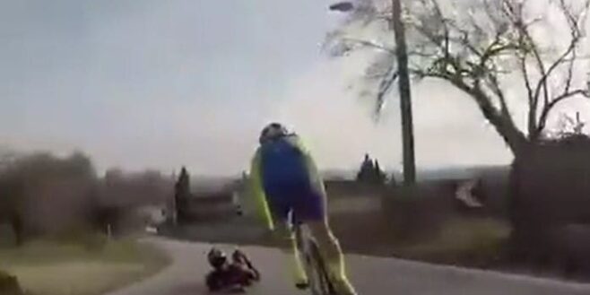 Cette luge circule à toute vitesse sur une route et passe sous un véhicule