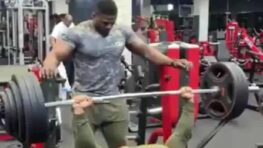 Cet homme ne s’attendait pas du tout à recevoir l’élastique dans ses testicules