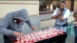 Cet artiste impressionne les passants en jouant de la musique classique avec ses verres d’eau