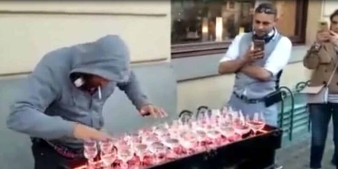 Cet artiste impressionne les passants en jouant de la musique classique avec ses verres d’eau