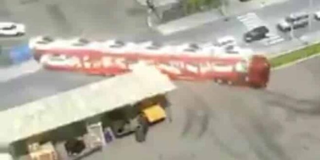 Ce chauffeur de camion réussit super bien à faire la manœuvre d’un camion avec 12 voitures à son bord !