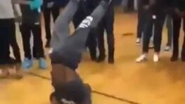 cet homme réalise de bluffantes acrobaties tout en prenant appui sur une barre montée sur deux roues