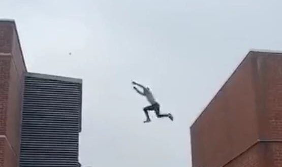 cet homme arrive à atterrir parfaitement sur ces deux pieds après un saut spectaculaire