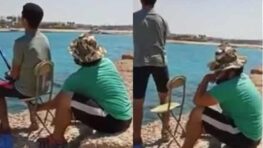 Cet homme se moque gentiment de son ami novice à la pêche à la ligne