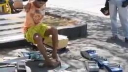 Cet homme sans mains et sans bras fabrique des voitures miniatures avec ses pieds