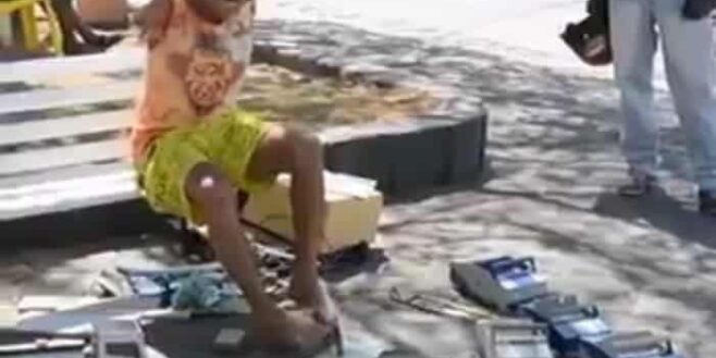 Cet homme sans mains et sans bras fabrique des voitures miniatures avec ses pieds