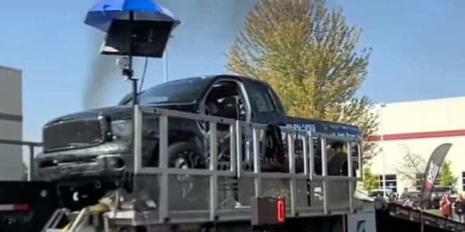 Une voiture explose alors qu'elle est testée sur un dynamomètre