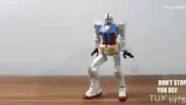 Il réussit à faire danser son robot Transformer comme Michael Jackson
