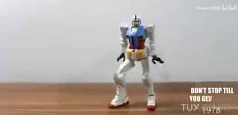 Il réussit à faire danser son robot Transformer comme Michael Jackson