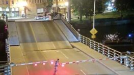 Cette cycliste persiste à traverser le pont malgré les barrières d’avertissement et tombe dans la brèche du pont-levis