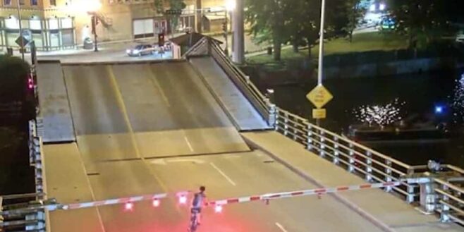 Cette cycliste persiste à traverser le pont malgré les barrières d’avertissement et tombe dans la brèche du pont-levis