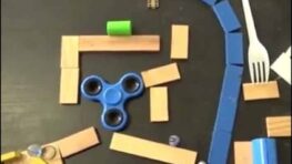 Cette petite bille bleue parcours un labyrinthe composé de plusieurs pièces minutieusement disposées au millimètre près