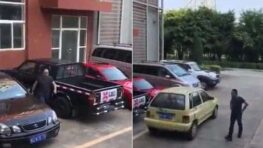 Cet homme a trouvé une solution pour sortir sa voiture d’un parking bloqué par une autre voiture