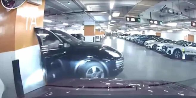 Sous l’effet de la panique, cette femme sort de la voiture sans même l’arrêter et endommage la porte