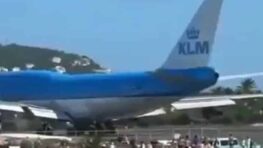 Cet avion décolle près d’une plage, et gâche l’ambiance des vacanciers qui profitaient d’un bon bain de soleil