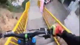 Vivez le parcours époustouflant de ce cycliste sur une piste accidentée et dangereuse, une vraie folie !