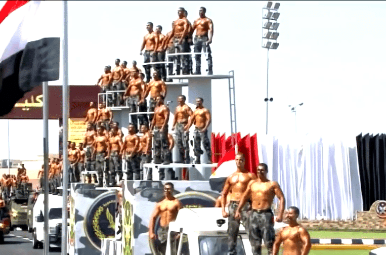La parade impressionnante des militaires égyptiens torses nus ressemblent à une parade de figurines !