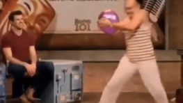 Cet artiste mime réalise un show ahurissant en donnant l’impression de déplacer un ballon gonflable très lourd