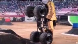 Ce monster truck peut rouler avec ses deux-roues avant uniquement