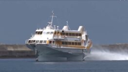 Ce navire hydroptère navigue particulièrement vite sur les eaux, et s’élève même lorsqu’il atteint une certaine vitesse