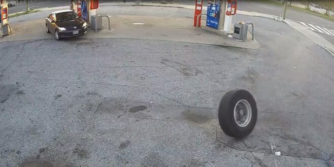 Un pneu sorti de nulle part a endommagé la belle carrosserie de la voiture de cette femme