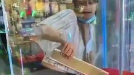 Regardez comment cette jeune femme sort malicieusement un objet ressemblant à un lingot d’or d’un trou