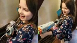 Cette petite fille réussit à enlever sa dent avec un jouet