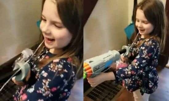 Cette petite fille réussit à enlever sa dent avec un jouet