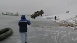 Cet homme s’est jeté avec une vieille voiture dans un lac gelé et s’en sort sain et sauf