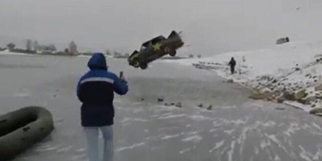 Cet homme s’est jeté avec une vieille voiture dans un lac gelé et s’en sort sain et sauf