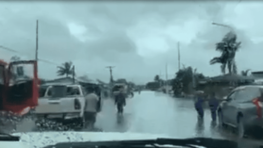 Cette voiture persiste à traverser une ville inondée et a fini par s’inonder elle aussi au fur et à mesure qu’elle avance