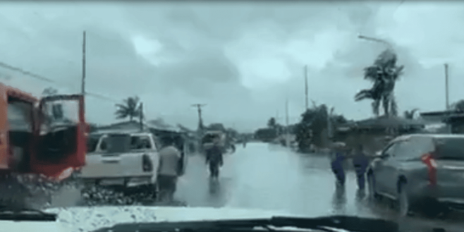 Cette voiture persiste à traverser une ville inondée et a fini par s’inonder elle aussi au fur et à mesure qu’elle avance