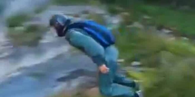 Cet homme qui saute d’une falaise est filmé par deux drones qui l’ont suivies