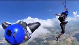 Un homme et une femme enceinte effectuent un incroyable saut dans le vide avec un parachute et un Wing suit