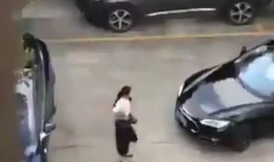 Regardez comment cette femme s’est vengée d’une voiture qui a failli l’écrasé dans un parking